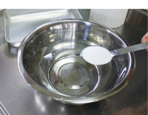 お湯に塩を溶かす