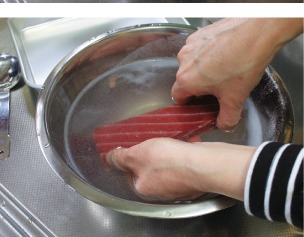 塩水にまぐろを浸ける